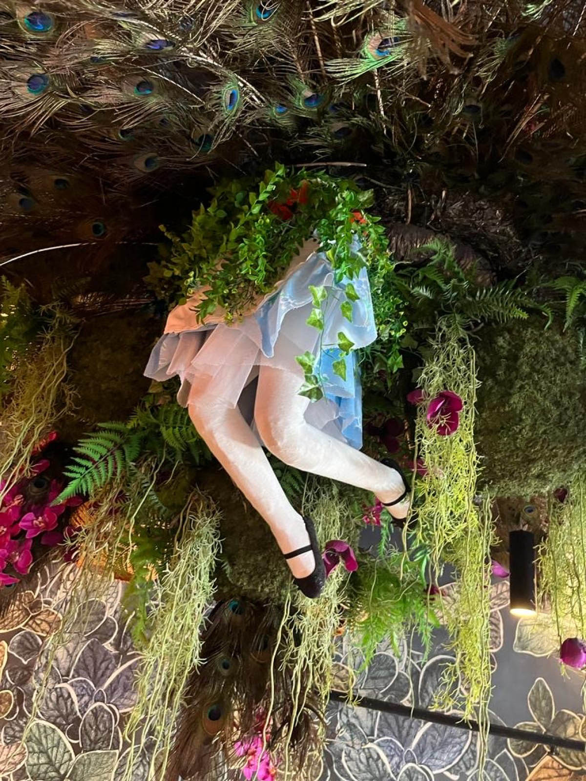 Découvrez les décorations sur l'univers d'Alice au Pays des Merveilles avec la location de décors sur Paris et partout en France