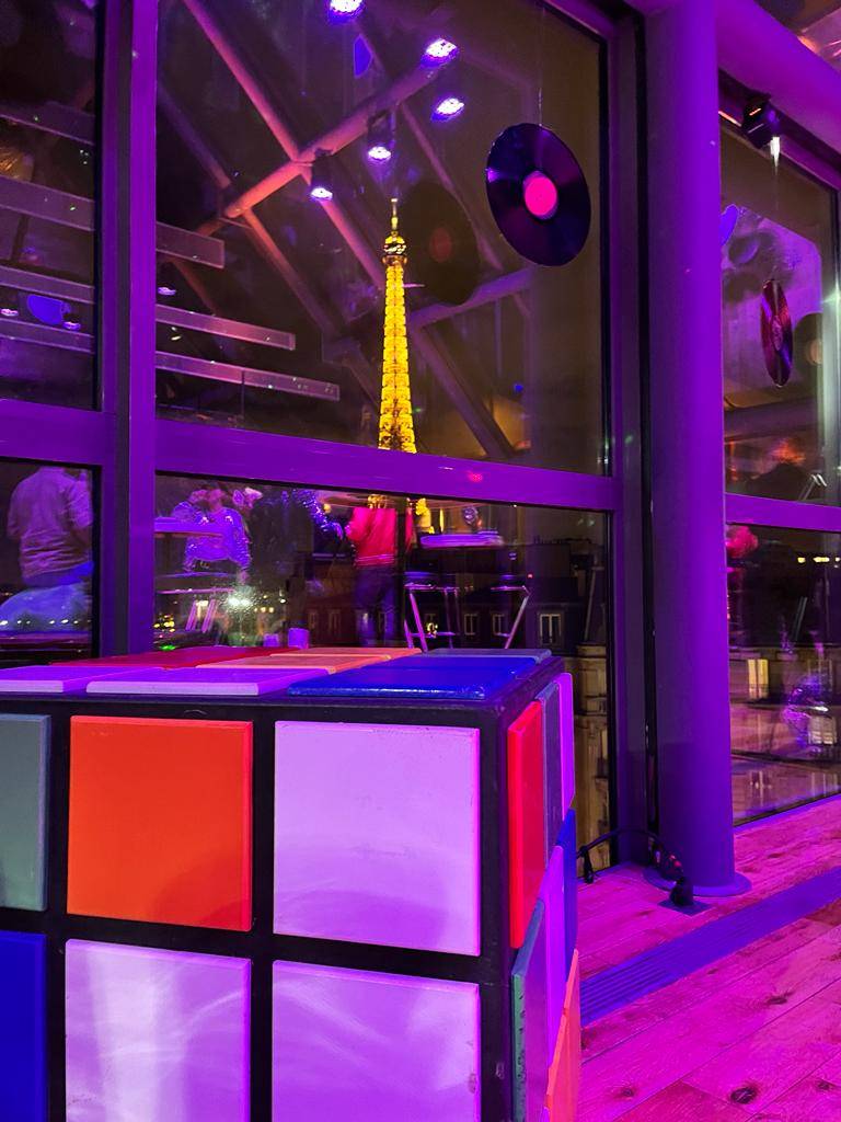 Direction les années 70/80 avec la location de nos décors disco à Lille et partout en France