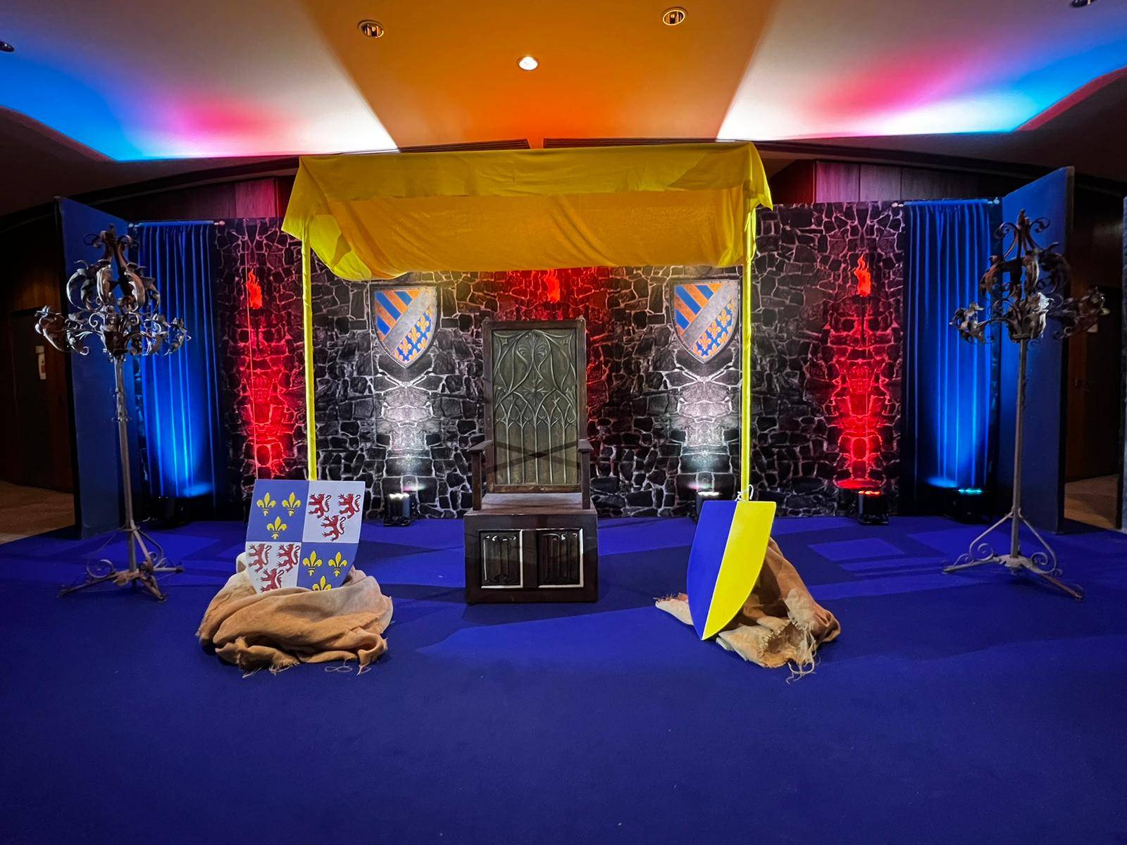 Revenez au Moyen-Âge avec la location de décoration médiévale : armures de soldat, bannières XL sur Paris, Île de France