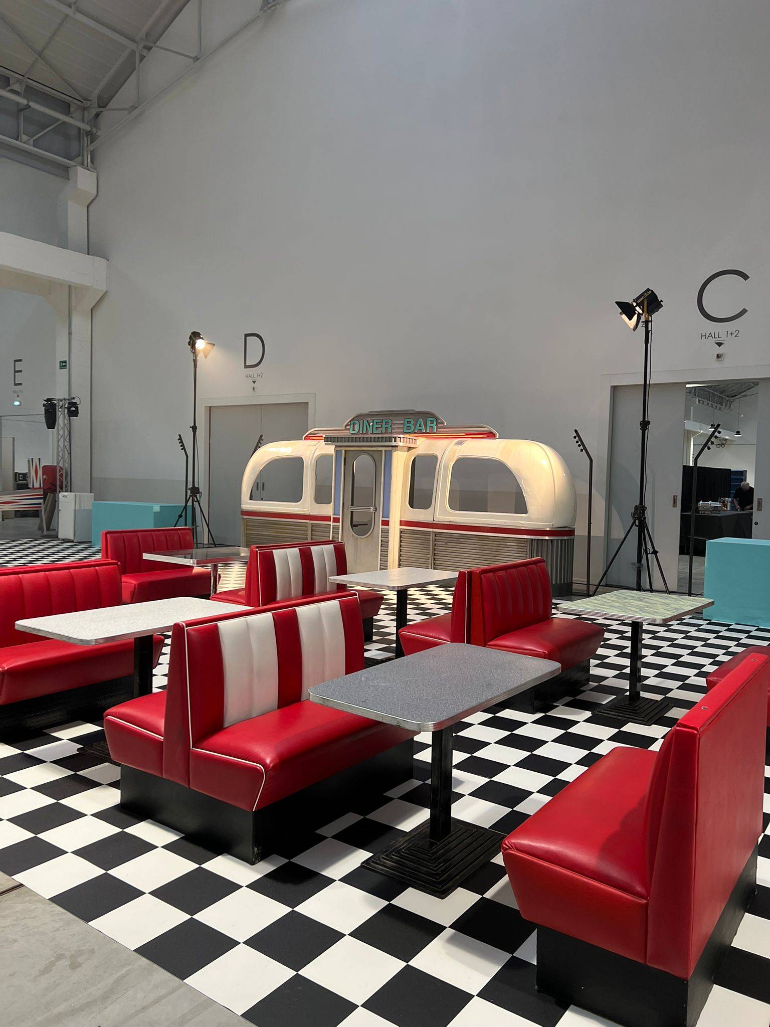 Immersion dans les années 50 et 60 avec la location de nos décors American diner à Paris