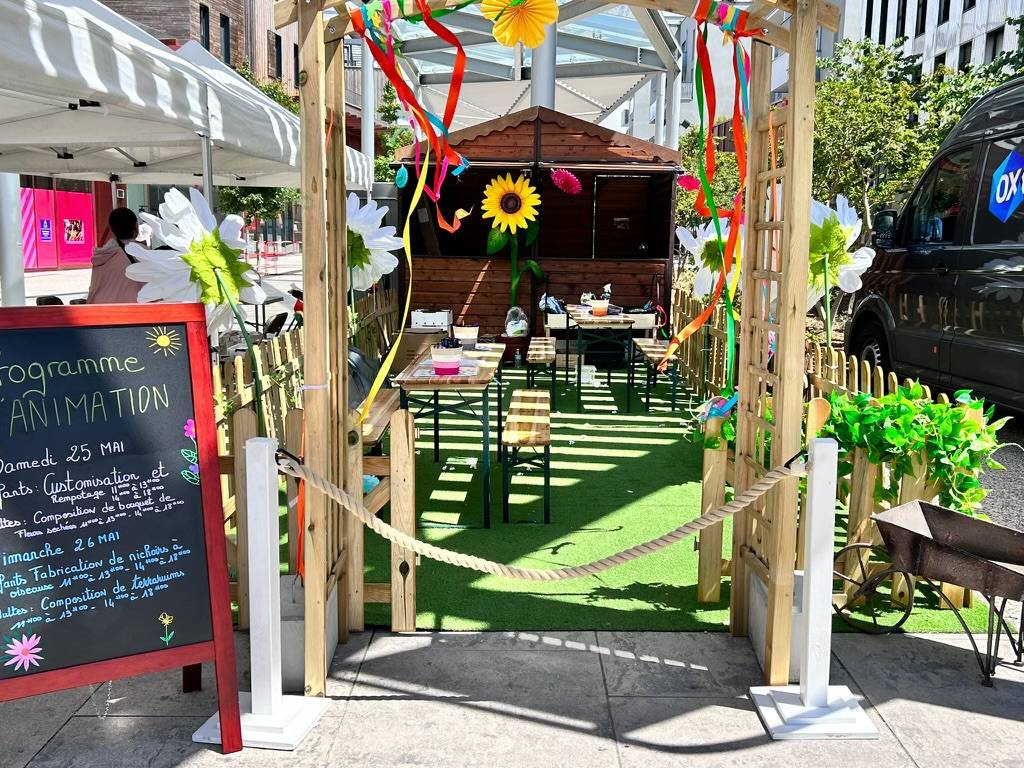 Animations ludique pour les enfants et décors autour de la nature et des fleurs dans un retail parisien