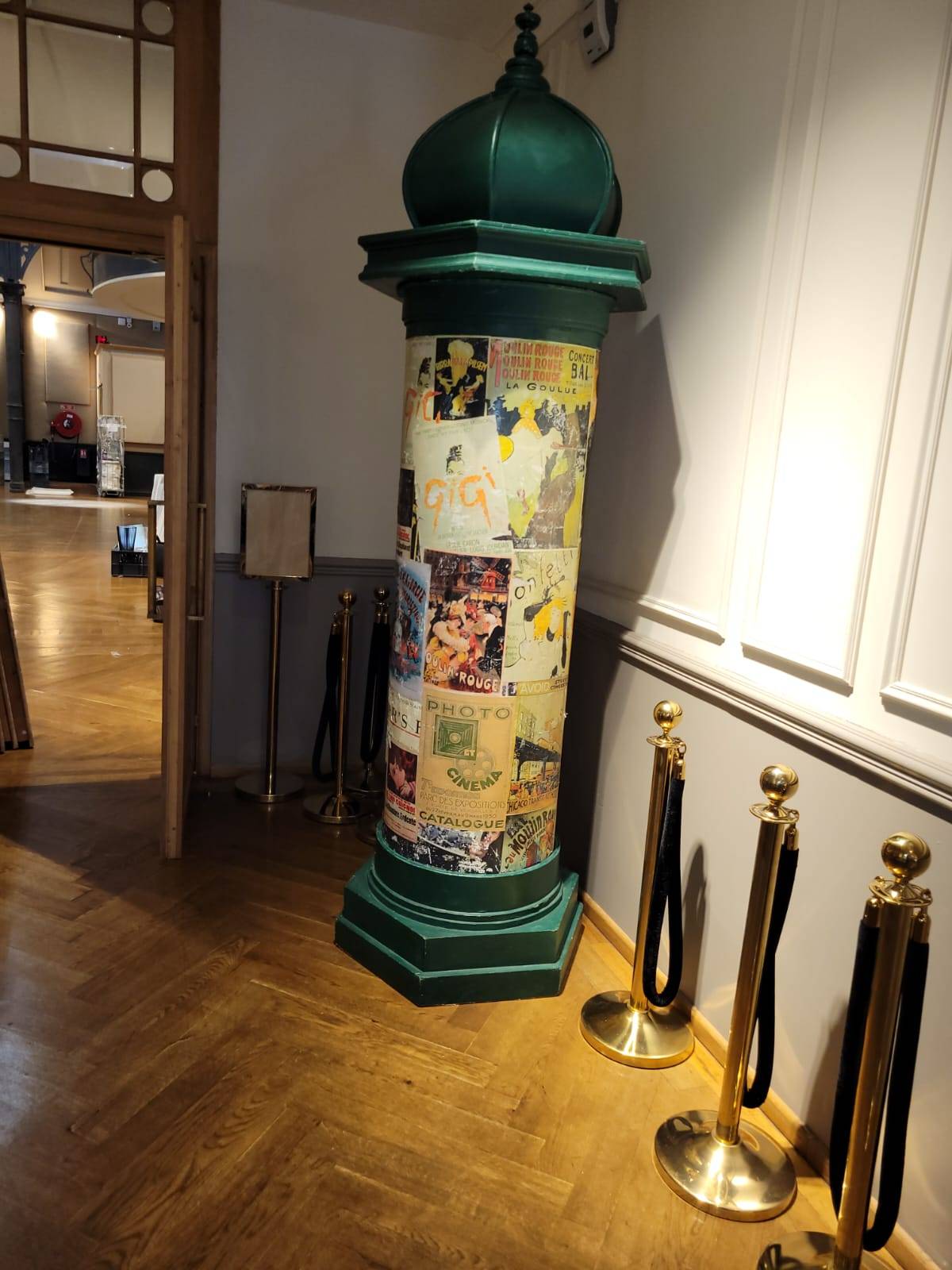 Plonger dans l'ambiance de la ville lumière avec la location de nos décors sur le thème de Paris pour un soirée chic et décontractée sur Lille et partout en France.