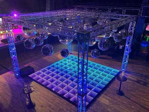 Prêt à vous déhancher sur notre piste de danse lumineuse effets miroir à Paris Ile de France