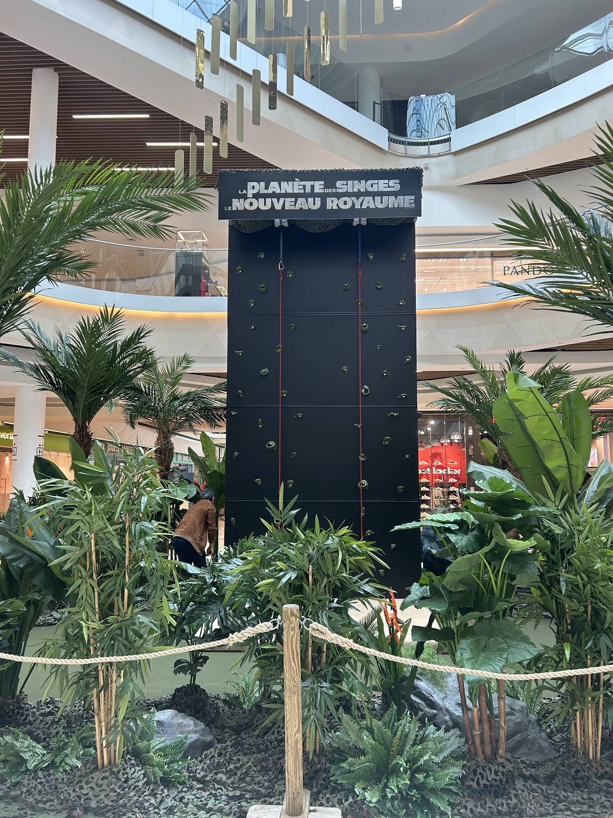 Retour en images sur une belle prestation dans un centre commercial parisien : installation mur d'escalade de plus de 5m50