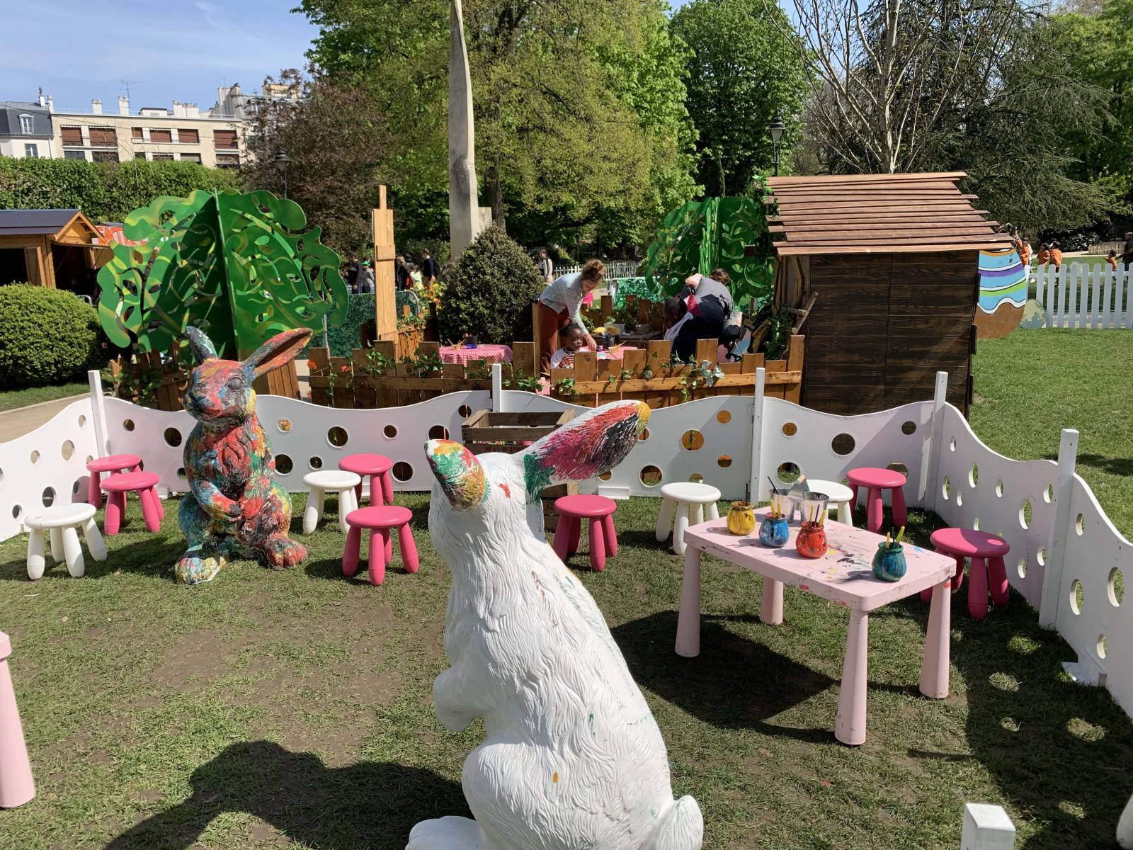 Animation peinture sur lapin géant pour Pâques près de Paris : réalisation et installation sur le lieu d'évènement